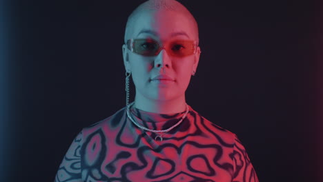 mujer elegante con iluminación de neón