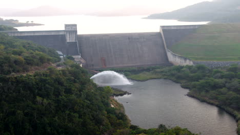 Drohne-Am-Frühen-Morgen-In-Richtung-Einer-Staumauer,-Die-Wasser-In-Südafrika-Freisetzt