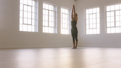 hermosa mujer de yoga practicando pose de montaña disfrutando de un estilo de vida fitness haciendo ejercicio en el estudio estirando entrenamiento corporal flexible meditación matutina en una colchoneta de ejercicios