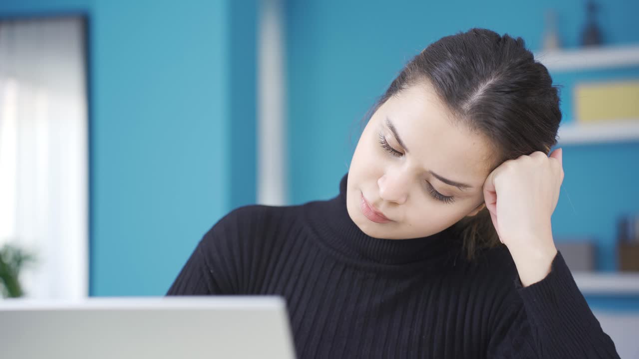 홈 오피스에서 일하는 젊은 기업가 여성은 우울하고 불행합니다.