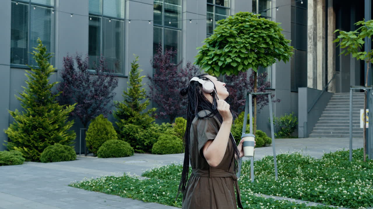 mujer disfrutando de la música al aire libre