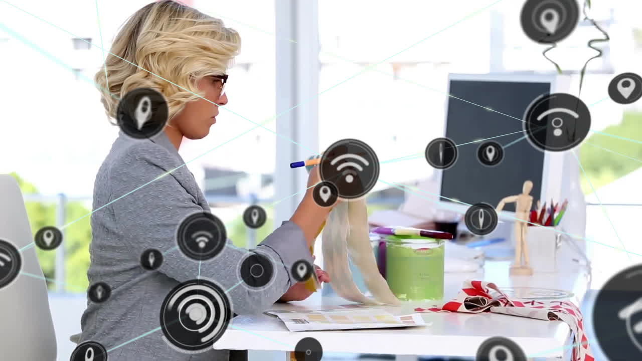 사무실에서 백인 사업가 여성에 대한 wi-fi 아이콘으로 연결 네트워크의 애니메이션