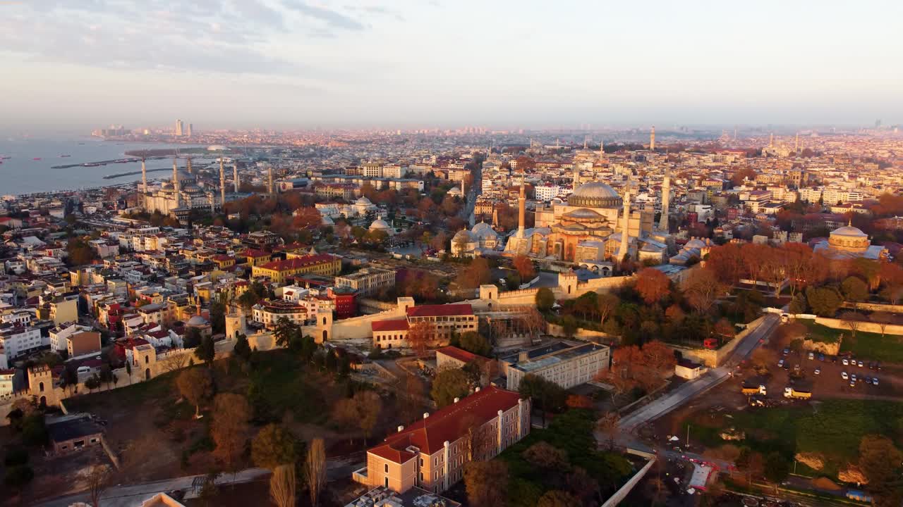 새벽에 터키의 가장 큰 도시: 하기아 소피아 모스크의 공중 풍경과 낮에 이스탄불의 풍경