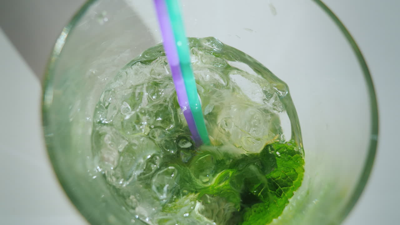 시원한 칵테일 모히또 마시기 1인칭 시점 영상