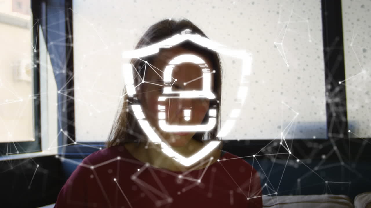 animación de candado y procesamiento de datos sobre mujer de negocios caucásica en la oficina