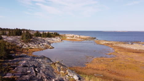 Vista-Aérea-De-La-Costa-De-La-Bahía-De-Hudson-En-Eeyou-Istchee-Baie-james-Quebec,-Canadá