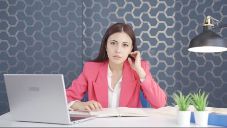 una mujer de negocios emocional.