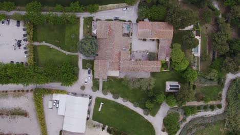 vista aérea de la llegada del coche nupcial al lugar de la ceremonia al aire libre