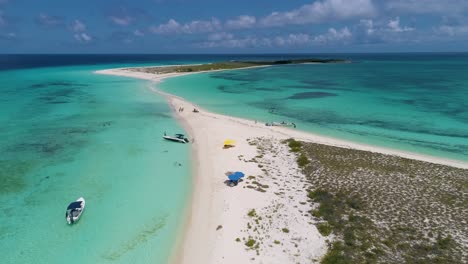 giro aéreo alrededor de la isla tropical con la gente disfrutar de vacaciones en el caribe, escapar al paraíso