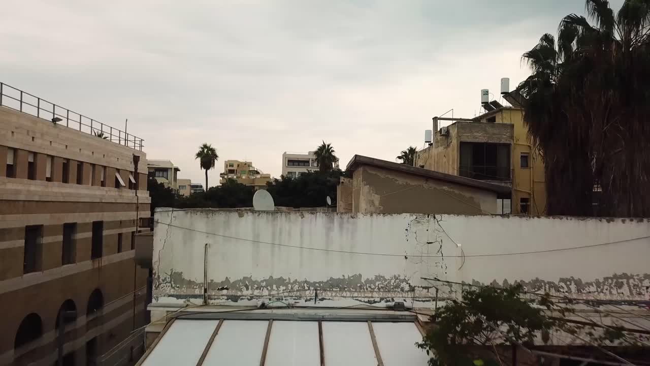 clip aéreo en movimiento de los tejados en mal estado ubicados en jaffa israel durante un día nublado y tomado por un dron alrededor de marzo de 2019