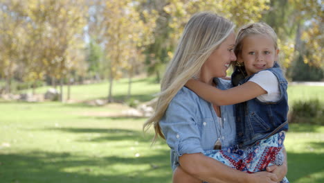 Madre-Que-Lleva-A-Su-Hija-Pequeña-En-El-Parque-Entra-Para-Centrarse