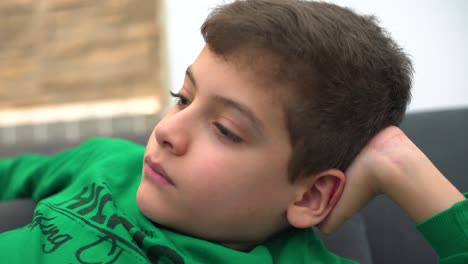 niño concentrado frente a la televisión