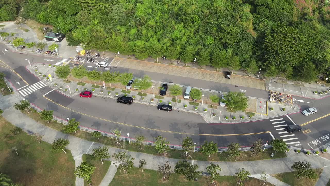 해변 휴양지를 달리는 자동차와 스쿠터