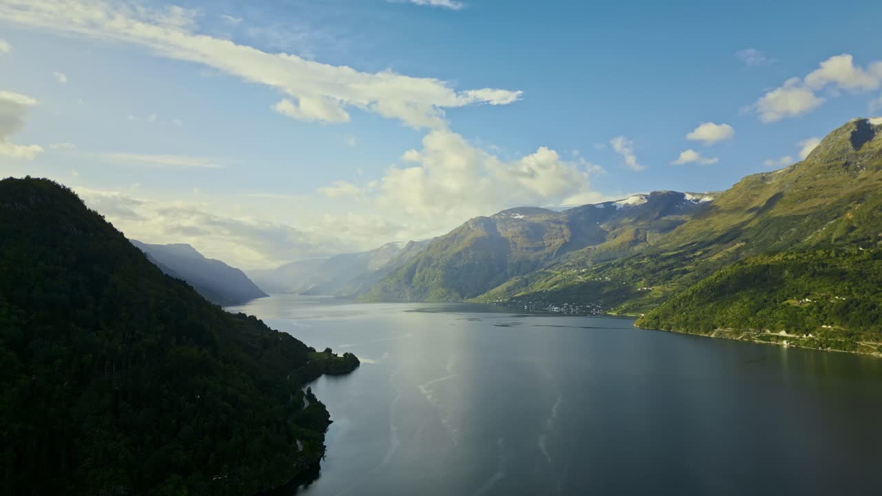 Drone flyver højt over Norges fjorde med udsigt til bjergene i godt vejr