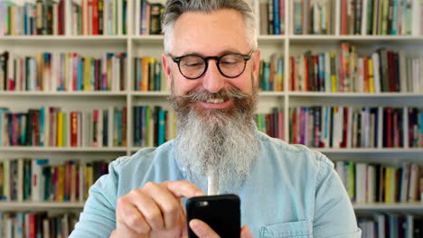 autor leyendo reseñas de libros en línea