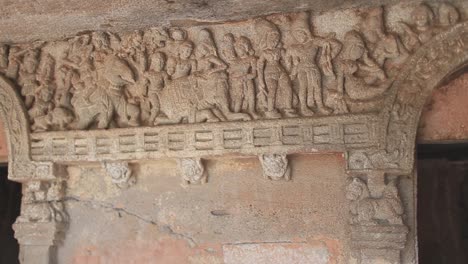 Langsame-Pfanne-Der-Handgeschnitzten-Tempelwand-In-Sri-Lanka