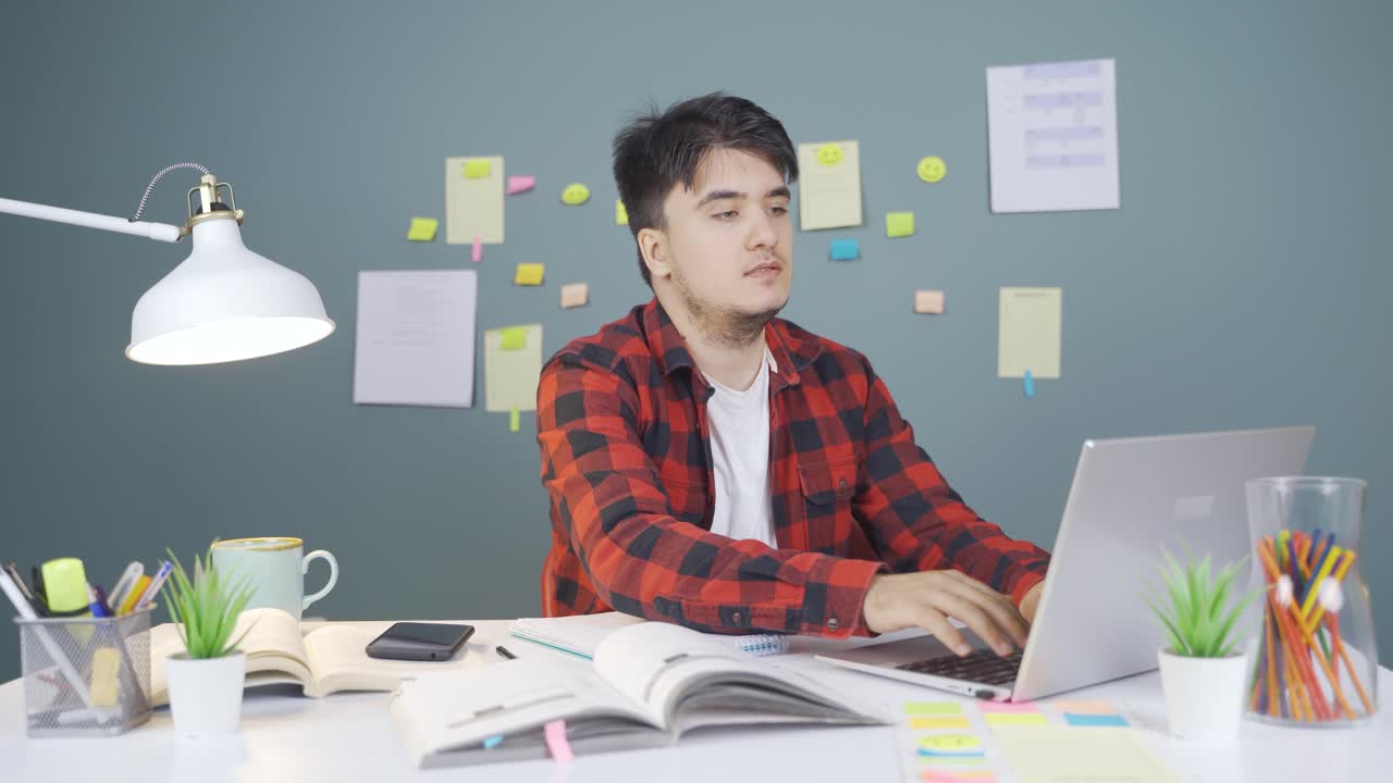 estudiante masculino feliz jugando.