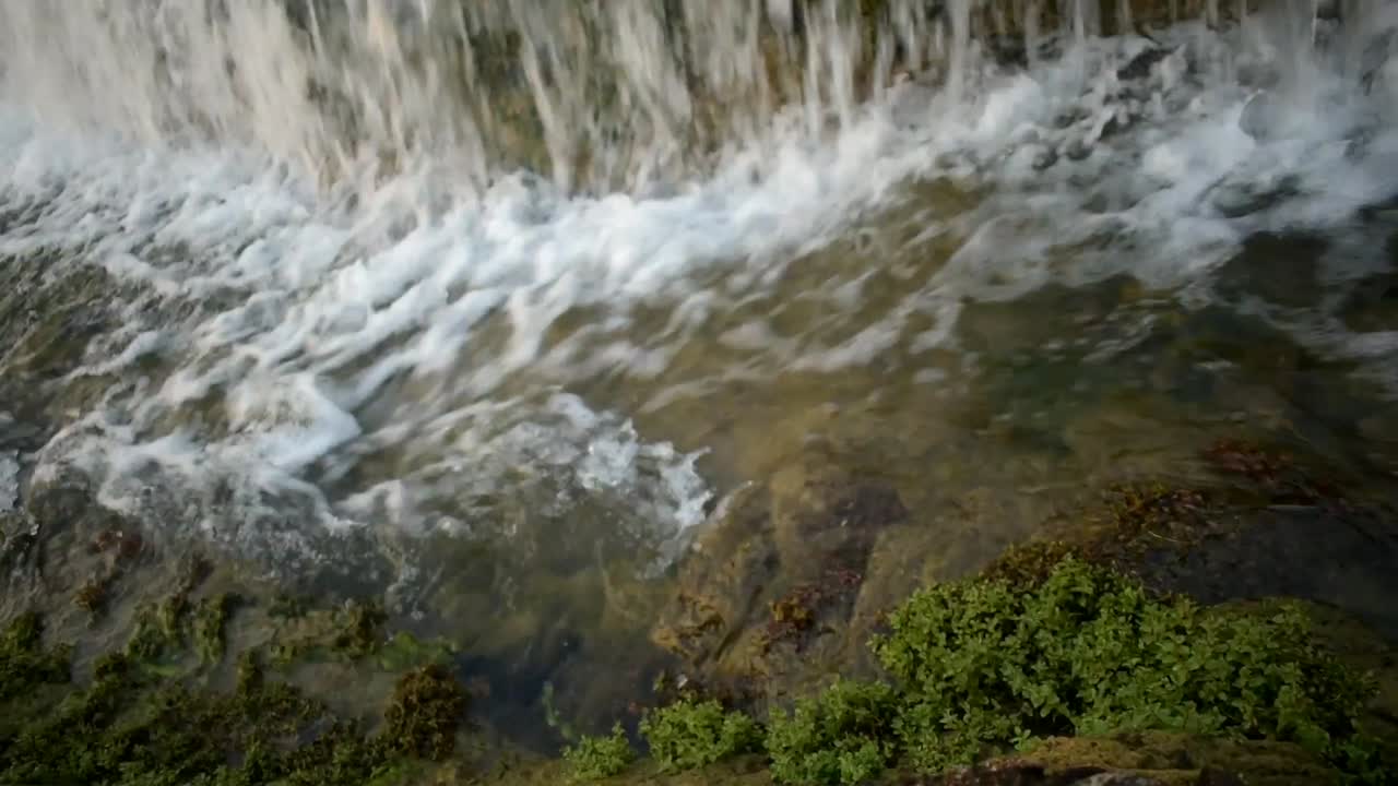 atrapar una cascada en un pequeño canal de agua dulce