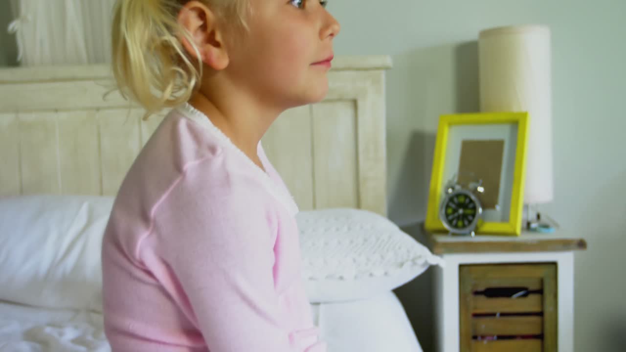 침실에서 침대에  ⁇ 는 소녀 4k