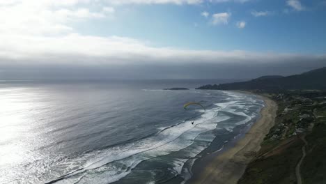 Parapente-Amarillo-En-La-Costa-Del-Océano-Pacífico