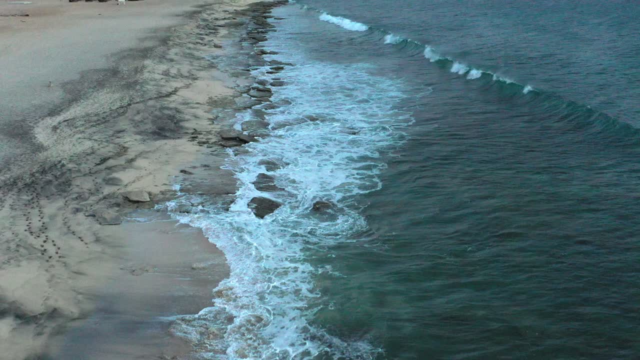 Coste rocciose della spiaggia di Santa Maria a Capo Verde, isola di Sal, Africa. Ripresa aerea in allontanamento