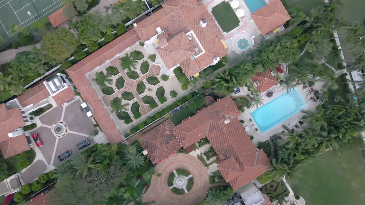 열대 오아시스에 둘러싸인 고급스러운 주택, 각각은 신중하게 조성된 부지와 상쾌한 수영장을 갖추고 있습니다.