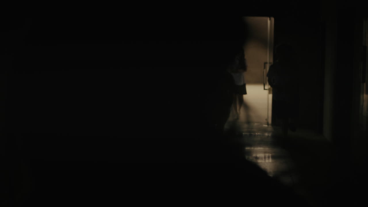 intimidación en la escuela, una joven universitaria huyendo escapando de un asalto físico en la escuela de un compañero de clase