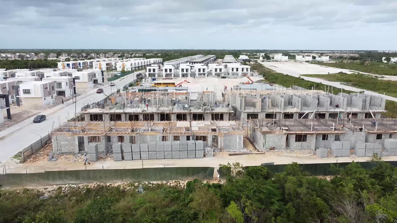 la construcción de apartamentos y la aldea se muestra a través de perspectivas aéreas