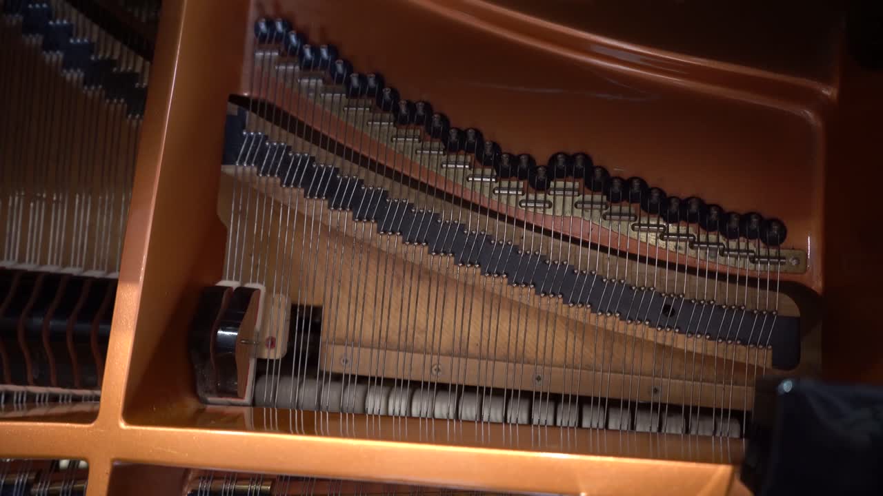 el piano interior fue filmado en negro 4k