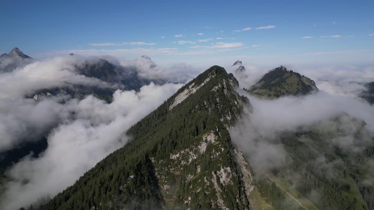 vista aérea de montañas místicas: capturando la belleza de los picos verdes y las nubes