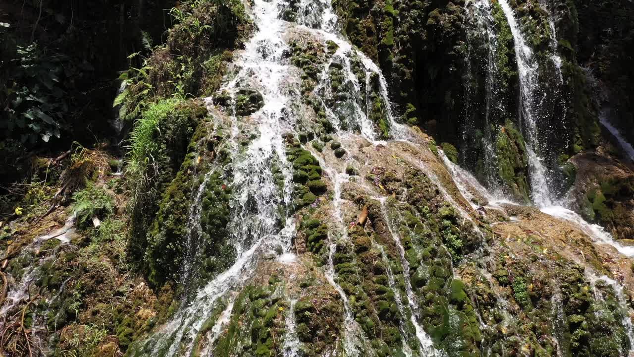 Vuelo de cámara sobre una cascada en Kupang Este