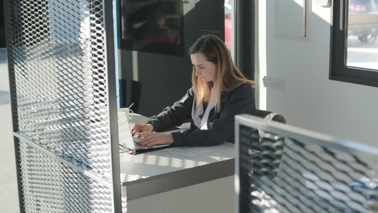 direttore del servizio auto che lavora alla scrivania in ufficio