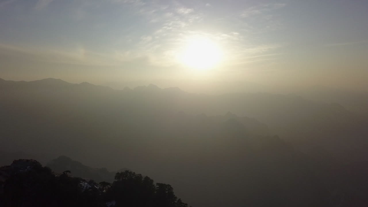 안개에 싸인 산봉우리 위의 공중 상승, 중국 화산