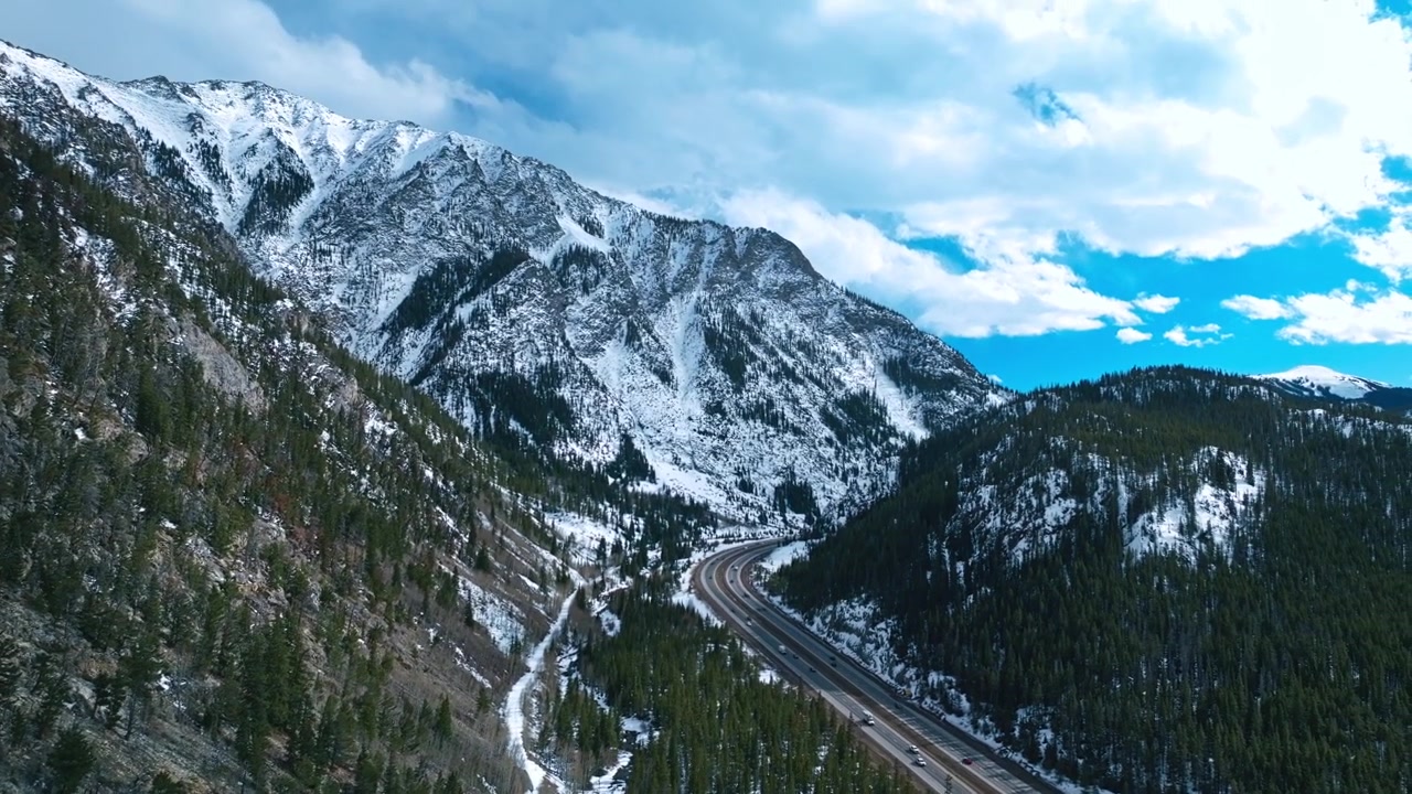 Valle montana di Frisco Gulch con pendii innevati e fitta foresta sempreverde, panoramica aerea con drone