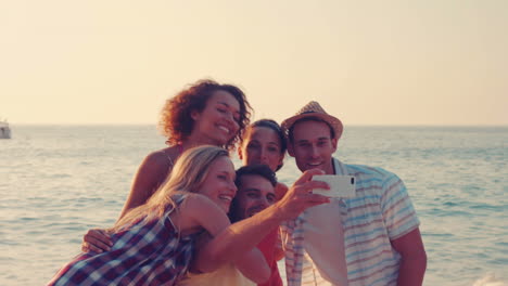 Feliz-Grupo-De-Amigos-Tomándose-Un-Selfie