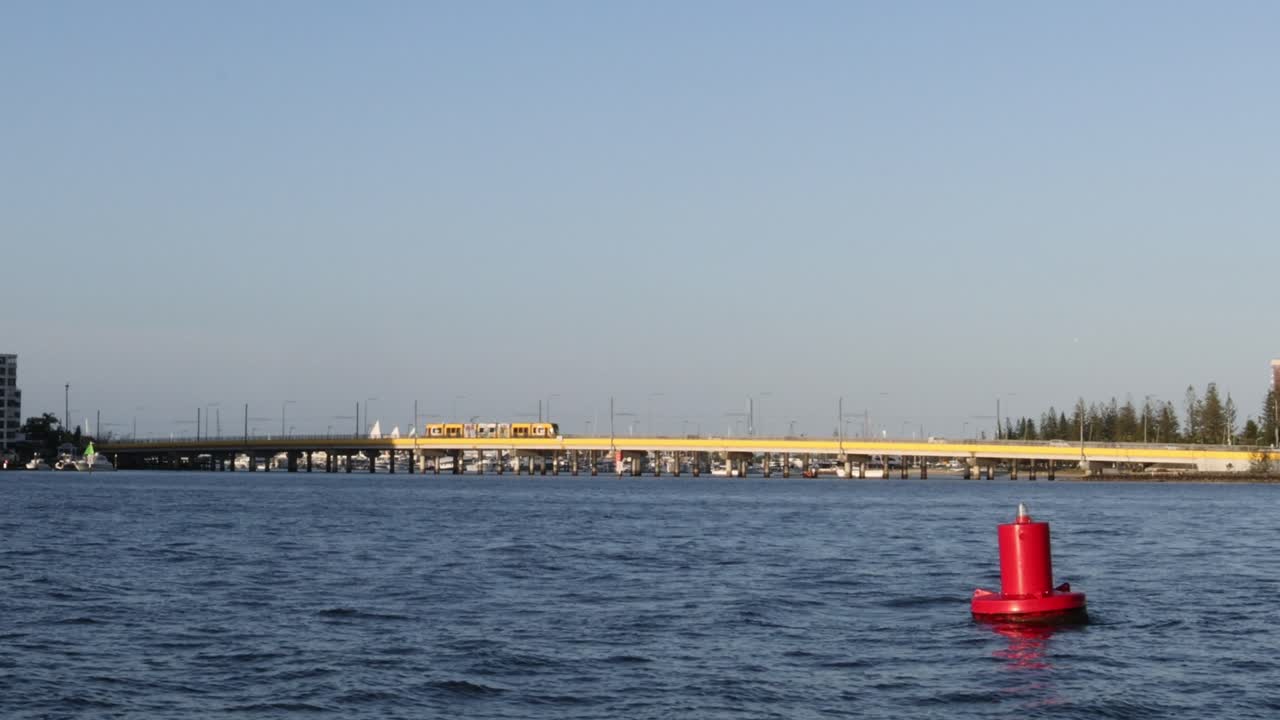 강을 가로지르는 도시의 스카이 라인의 타임 스