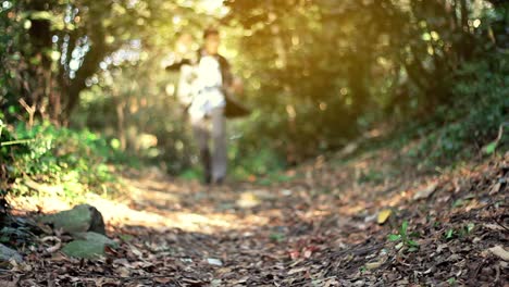 a fuga assustada corre pela floresta.