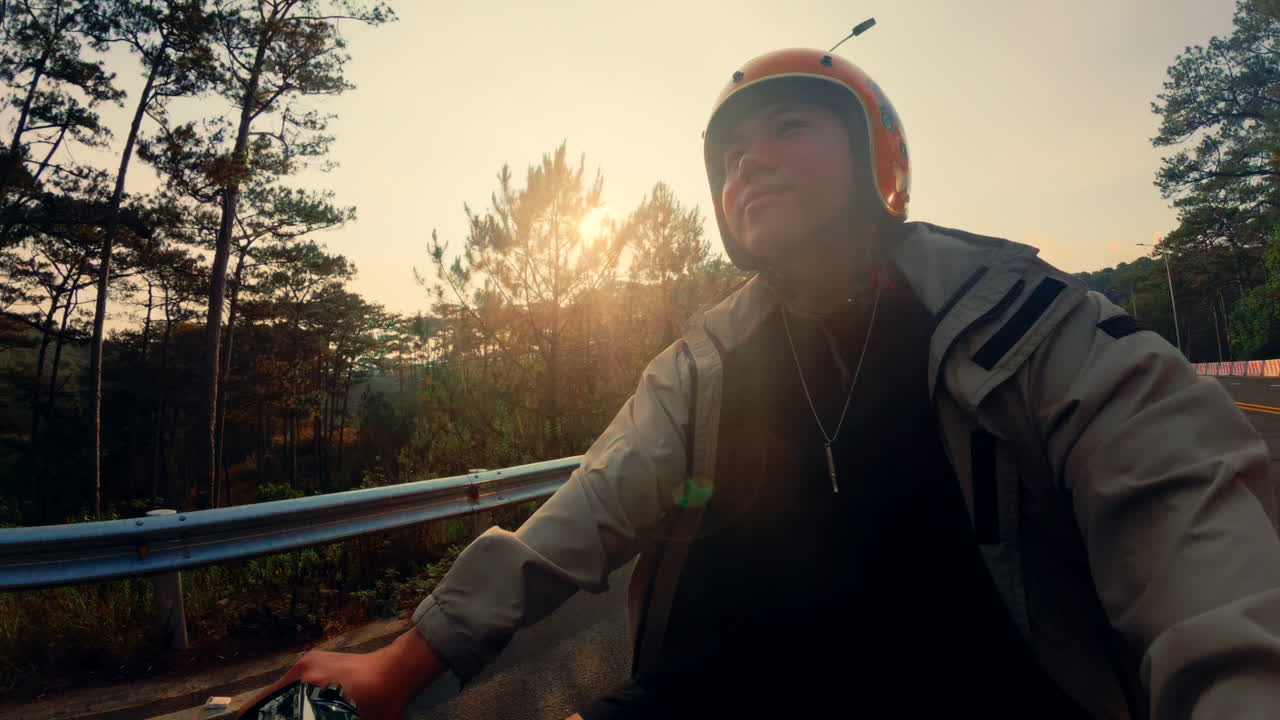Motorradfahrt durch eine malerische Bergstraße