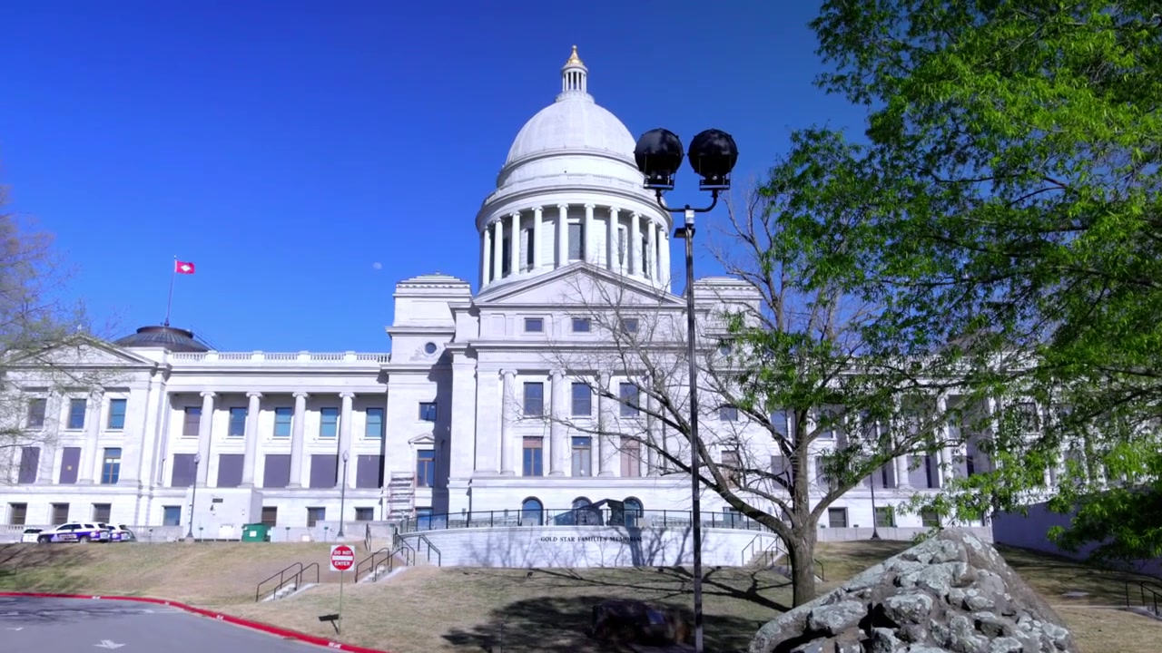 Edificio del Campidoglio dello stato dell'Arkansas a Little Rock, Arkansas, con video da gimbal che si inclina dal suolo verso il Campidoglio.