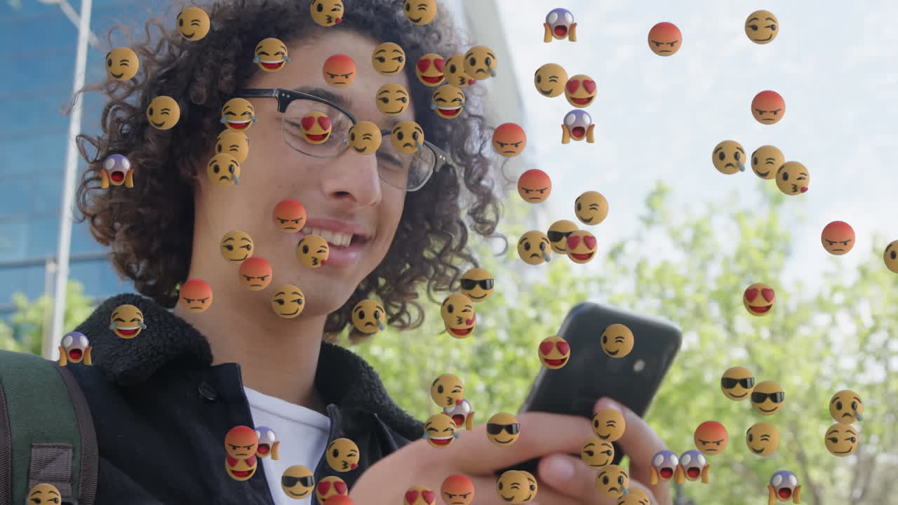 animación de emojis cayendo sobre el hombre usando un teléfono inteligente