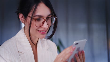 mujer de negocios segura de sí misma navegando por internet en su teléfono inteligente
