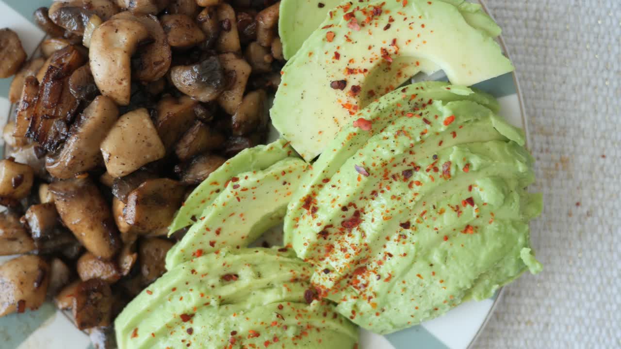 Piatto di avocado e funghi
