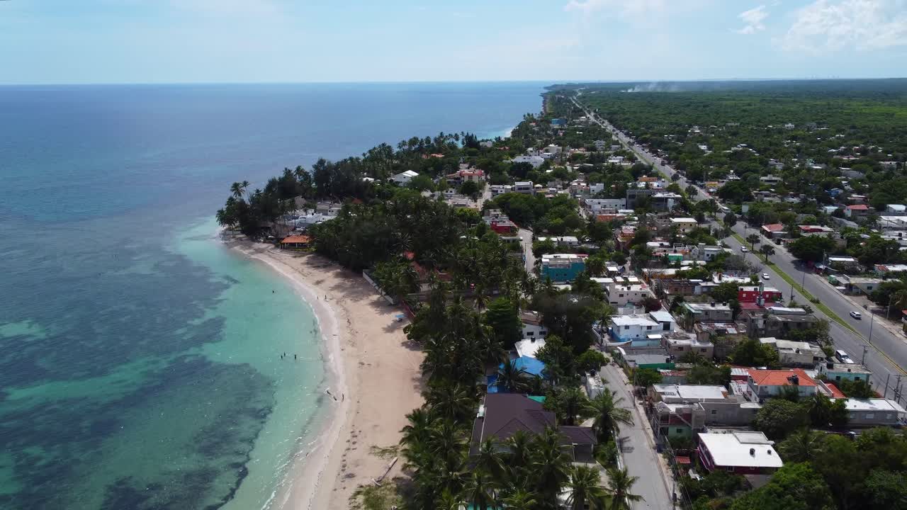 vista aérea de una ciudad costera tropical