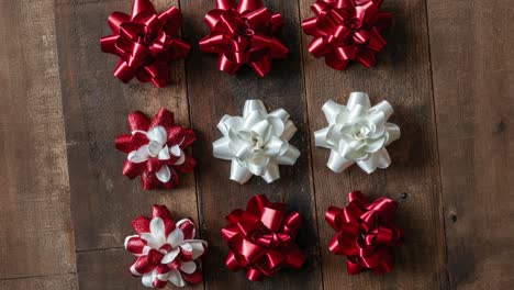 arcos de navidad rojos y blancos sobre fondo de madera