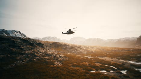 cámara lenta helicóptero de la época de la guerra de vietnam en las montañas