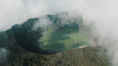 Cráter-Y-Lago-De-Azufre-Verde-Del-Volcán-El-Chichonal-En-Chiapas,-México---Toma-Aérea-De-Drones