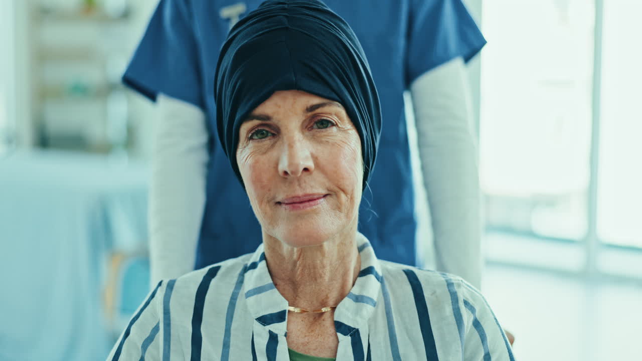 cara, cáncer y una mujer mayor en silla de ruedas