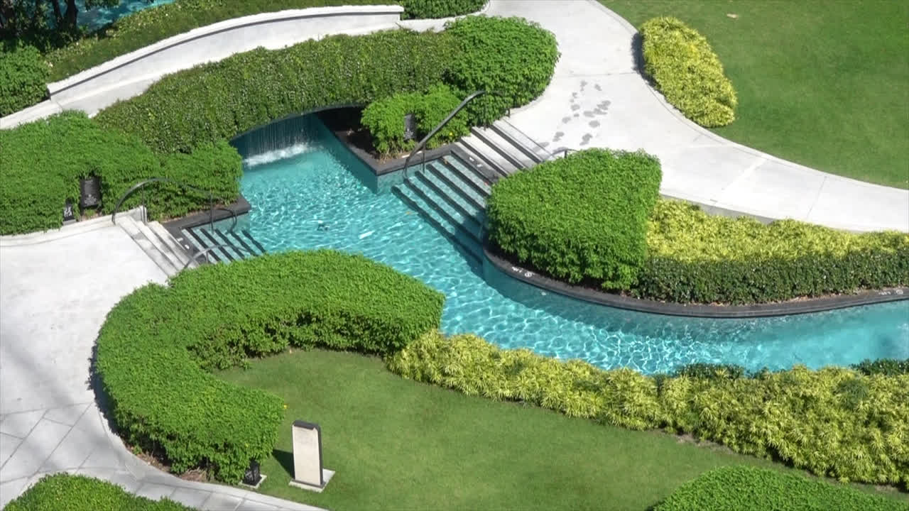Smuk swimmingpool i havemiljø på hotelresort-4