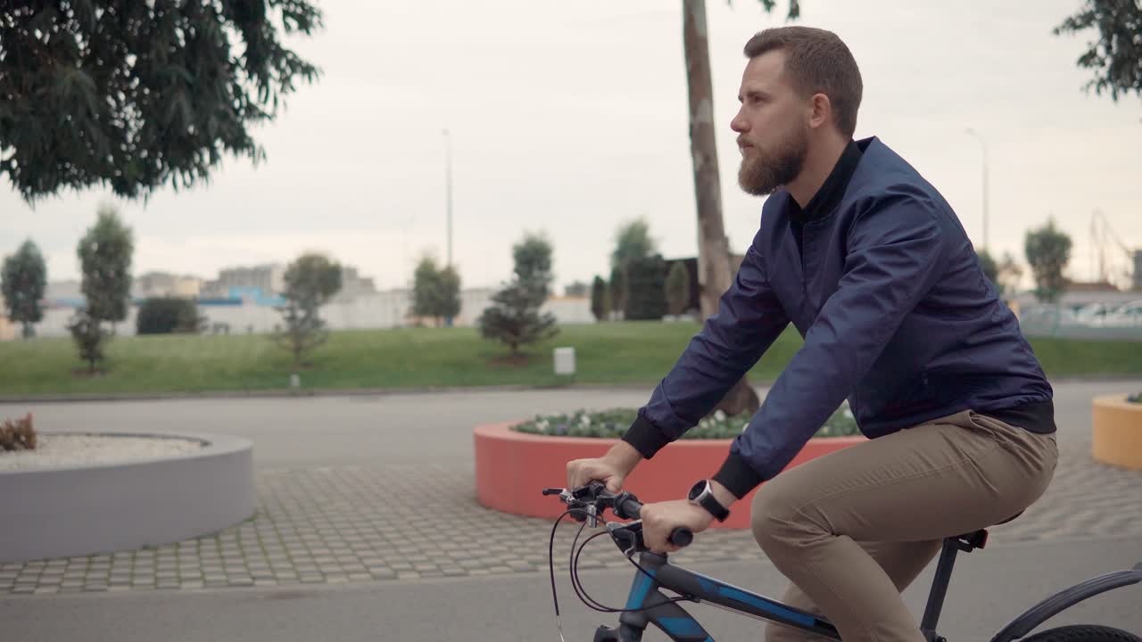 도시 공원에서 자전거를 타는 남자