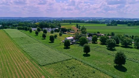 Una-Vista-Aérea-De-Los-Campos-De-Maíz-Del-Campo-De-Las-Tierras-De-Cultivo-En-Un-Hermoso-Día-De-Verano